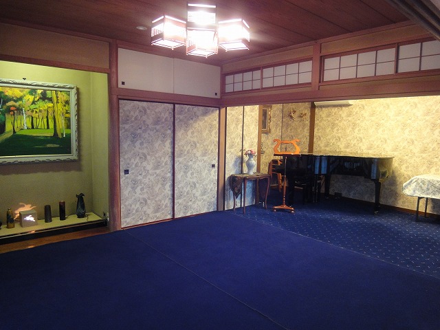 和室にカーペットを敷くだけで、だいぶ雰囲気が変わります。